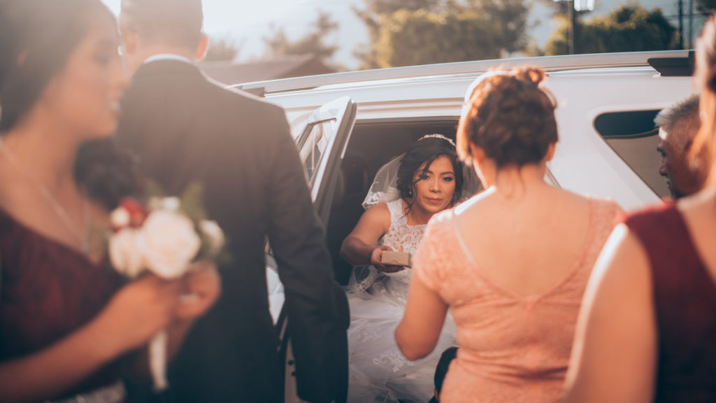 Important-Things-You-Should-Have-In-the-Wedding-Limo-on-successtuff